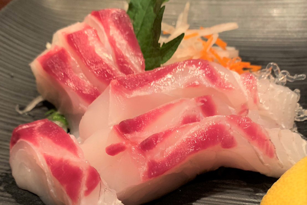 舞鶴産の天然鯛、身がよく引き締まり、旨みがぎゅっと凝縮されてその味は極上です。
★天然鯛のお造り 880円(税込968円)★